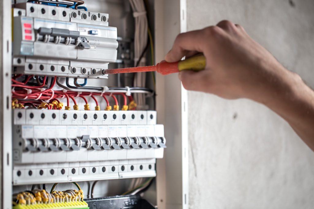 Hệ thống điện công nghiệp được thi công lắp đặt chính xác, cẩn thận sẽ đảm bảo những rủi ro về sự cố xảy ra trong quá trình đi vào vận hành